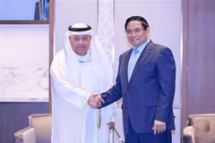 Le Premier ministre Pham Minh Chinh et le ministre du Pétrole du Koweït, Tariq Suleiman Al-Roumi. Photo: VNA
