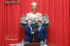 Le ministre Luong Tam Quang reçoit le secrétaire d'État adjoint américain Michael George DeSombre. Photo : VNA.