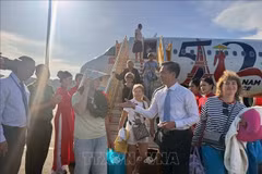 Touristes russes à l’aéroport international de Phu Quoc. Photo: VNA