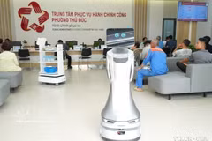 Le quartier de Thu Duc, à Hô Chi Minh-Ville, expérimente un robot destiné à accompagner les usagers dans leurs démarches de services publics en ligne. Photo : VNA