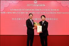 L’ambassadeur du Vietnam au Japon, Pham Quang Hieu (à gauche), et le professeur et docteur Natsume Nagato. Photo: VNA