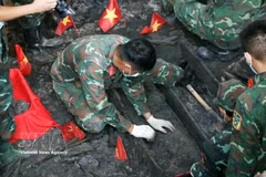 Les recherches menées par la Région militaire 7 sont effectuées avec rigueur et minutie afin qu’aucun reste de soldat mort pour la Patrie ne soit omis. Photo : VNA