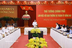 Le Premier ministre Le Minh Hung travaille avec la permanence du Comité du Parti de Dong Nai. Photo: VNA