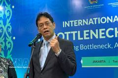Le ministre indonésien des Finances, Purbaya Yudhi Sadewa, répond aux questions lors du séminaire. Photo : VNA