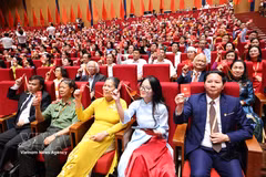 Les délégués approuvent le projet de composition du Comité central du Front de la Patrie du Vietnam pour le 11e mandat (2026-2031). Photo : VNA
