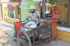 Nguyen Thi Vang est la membre la plus âgée du groupe coopératif de récupération et de recyclage de déchets du quartier d'An Dong, dans l’ancienne ville de Hue (province de Thua Thien – Hue). Photo d’archives