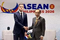 Le ministre vietnamien des Affaires étrangères Le Hoai Trung (à droite) et son homologue néerlandais Tom Berendsen. Photo : VNA