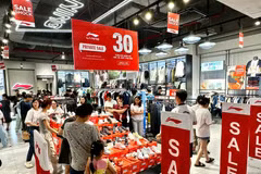 En 2024, les ventes au détail de biens et de services de consommation se sont élevées à plus de 6,39 billiards de dôngs, soit une augmentation annuelle de 9 %. Photo: VietnamPlus