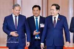 Le président de l’Assemblée nationale vietnamienne, Tran Thanh Man (à droite), et le Premier ministre cambodgien, Hun Manet (à gauche). Photo: VNA