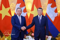 Le Premier ministre Le Minh Hung (à droite) et le Premier ministre cambodgien Hun Manet. Photo: VNA