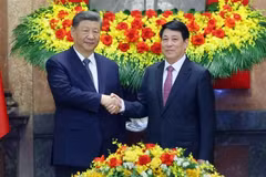 Le président de la République socialiste du Vietnam, Luong Cuong (droite), et le secrétaire général du Comité central du Parti communiste chinois et président de la République populaire de Chine, Xi Jinping. Photo: VNA