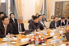 Le vice-Premier ministre Nguyen Chi Dung (3e à partir de la gauche), prend la parole. Photo: VNA
