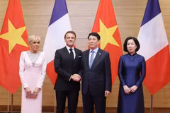 Le président de la République, Luong Cuong, et son épouse, le président français, Emmanuel Macron, et son épouse. Photo: VNA