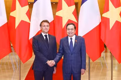 Le président de l’Assemblée nationale du Vietnam, Tran Thanh Man, et le président français, Emmanuel Macron. Photo: VNA