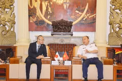 Le général de division Le Quang Dao, commandant de la Garde-côtière vietnamienne, et Kobayashi Yosuke, représentant en chef du bureau de la JICA au Vietnam. Photo: qdnd.vn
