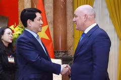 Le président de la République, Luong Cuong (à gauche), et le Premier ministre de Nouvelle-Zélande, Christopher Luxon. Photo: VNA