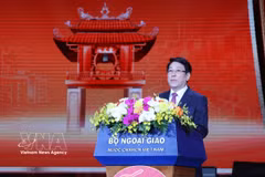 Le président Luong Cuong prononce un discours de bienvenue et souhaite une bonne année aux Vietnamiens de l'étranger. Photo : VNA