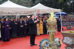 Le président Luong Cuong lors de la cérémonie devant la statue du roi Ly Thai To. Photo: VNA