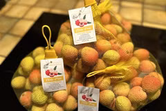Le 2 juin, les premiers litchis frais de la saison 2025 en provenance du Vietnam sont officiellement arrivés sur le marché français. Photo: VNA