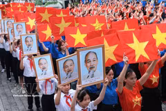 Des jeunes exécutent une performance collective sur la chanson « Vietnam oi ». Photo : VNA