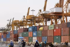 Des marchandises sont chargées au port de Bangkok, en Thaïlande. Photo : AFP/VNA