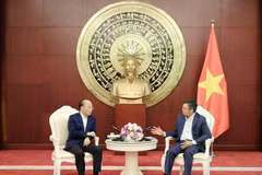 L’ambassadeur du Vietnam en Chine, Pham Thanh Binh (droite), et le vice-président de la région autonome Zhuang du Guangxi, Liao Pinhu. Photo: VNA