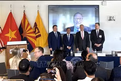 Trois anciens ambassadeurs américains au Vietnam et l'ambassadeur du Vietnam aux États-Unis, Nguyen Quoc Dung (deuxième à partir de la gauche). Photo: VNA