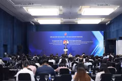Le vice-ministre vietnamien des Affaires étrangères Nguyen Manh Cuong s'exprime lors de la séance de clôture. Photo: VNA