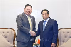 Le Premier ministre Pham Minh Chinh et Thammasak Sethaudom, président-directeur général du groupe SCG (Thaïlande). Photo : VNA
