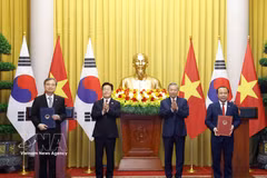 Le secrétaire général du PCV et président vietnamien, To Lam, et le président sud-coréen, Lee Jae Myung, à l'échange du mémorandum d’entente sur la coopération entre le ministère vietnamien de la Culture, des Sports et du Tourisme et son homologue sud-coréen pour la période 2026-2030. Photo : VNA