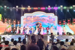 Un spectacle artistique lors de la cérémonie d’ouverture. Photo : phunuonline.com.vn.