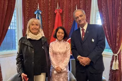 L'ambassadrice Ngo Minh Nguyet et des amis argentins lors de l'événement. Photo: VNA