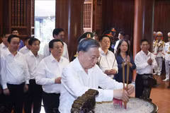 Le secrétaire général To Lam rend hommage au Président Ho Chi Minh à Nghe An. Photo: VNA