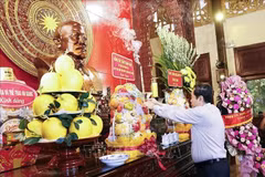 Le président de l’Assemblée nationale, Tran Thanh Man, rend hommage au président Ton Duc Thang. Photo: VNA