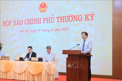 Le ministre Tran Van Son, chef du Bureau du gouvernement, porte-parole du gouvernement, lors de la conférence de presse. Photo: VNA