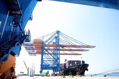 Un porte-conteneurs international de 200.000 DWT transportant des marchandises d’import-export accoste au port de Gemalink, ville de Phu My, province de Ba Ria - Vung Tau. Photo: VNA