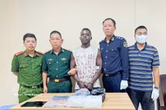 Izuchukwu Calistus Odionye a été arrêté alors qu’il réceptionnait un colis contenant 2 kg de substances suspectées d’être de la méthamphétamine et deux pains suspectés d’être de l’héroïne. Photo : VNA