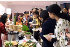 Des convives font la queue pour déguster des plats vietnamiens lors de la « Journée du Vietnam en Arabie Saoudite 2024 ».