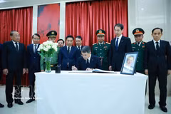 Le Premier ministre Le Minh Hung signe le registre de condoléances en hommage à l’ancien Premier ministre chinois Zhu Rongji. Photo : VNA
