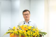 Le Quoc Minh, membre du Comité central du Parti, chef adjoint de la Commission centrale de la sensibilisation et de l’éducation, et rédacteur en chef du journal Nhân Dân, prend la parole lors de l’événement. Photo : VNA