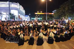 La danse Xòe traditionnelle des Thái lors du Festival de rue « Quintessence du Nord-Ouest ». Photo : VNA