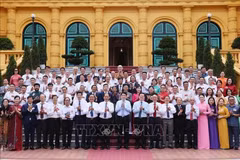 Le président de la République, Luong Cuong, et les artisans participant à la rencontre. Photo: VNA