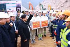 Le Premier ministre Pham Minh Chinh présente ses vœux du Têt aux unités de construction du projet d’autoroute Dong Dang (Lang Son) - Tra Linh (Cao Bang). Photo : VNA