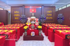 Les dépouilles des héros tombés pour la Patrie, exhumées au parc Le Thi Rieng, dans la Maison du souvenir, dans l'attente de leur retour auprès de leurs familles. Photo : VNA