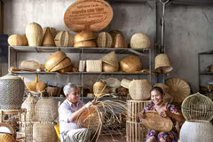 Dans le village artisanal de vannerie en bambou et en rotin de Chuong My, à Hanoï. Photo: VNA