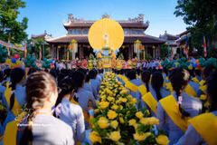 Le Vesak 2570 célébré avec solennité à Hue. Photo: VNA