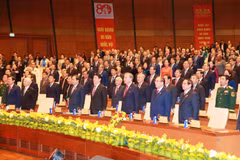 Cérémonie du salut au drapeau à l’occasion de la commémoration. Photo : VNA