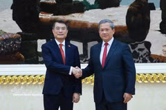 Le Premier ministre cambodgien Hun Manet accueille son homologue vietnamien Le Minh Hung, en visite officielle au Cambodge. Photo : VNA