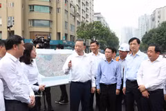Le secrétaire général du Parti et président de la République, To Lam, inspecte les travaux du périphérique n° 2,5 dans le quartier de Cau Giay, à Hanoï. Photo : VNA