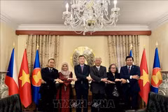Ambassadeurs, chefs de missions diplomatiques de six pays membres de l’ACP, que sont le Vietnam, la Thaïlande, la Malaisie, le Myanmar, l'Indonésie et les Philippines. Photo: VNA